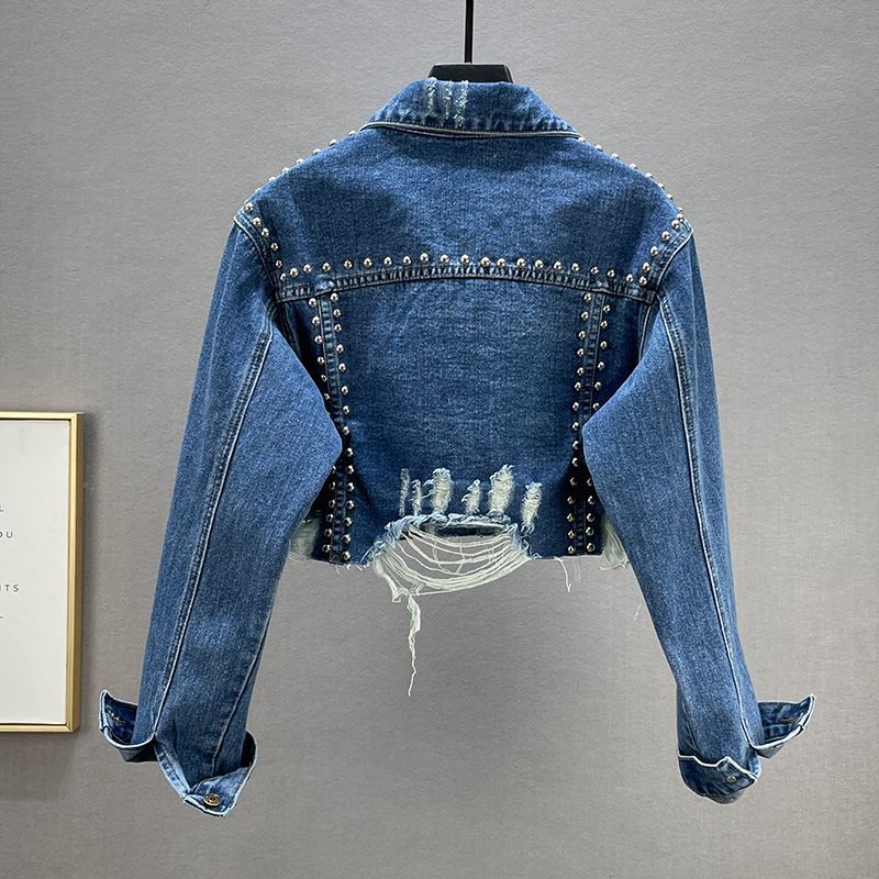 Feminint denimjacka med nitar och fransar