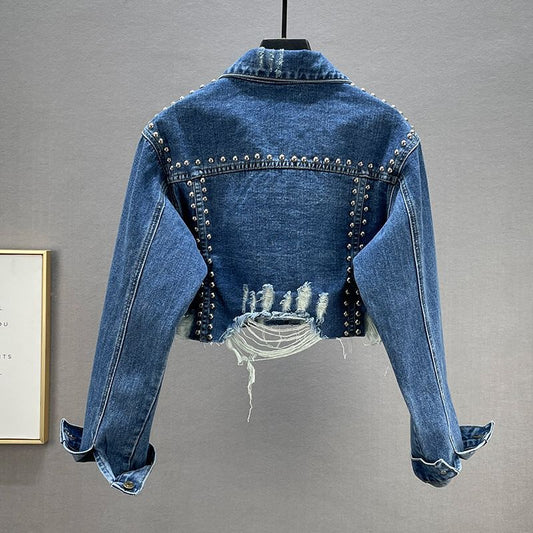 Feminint denimjacka med nitar och fransar
