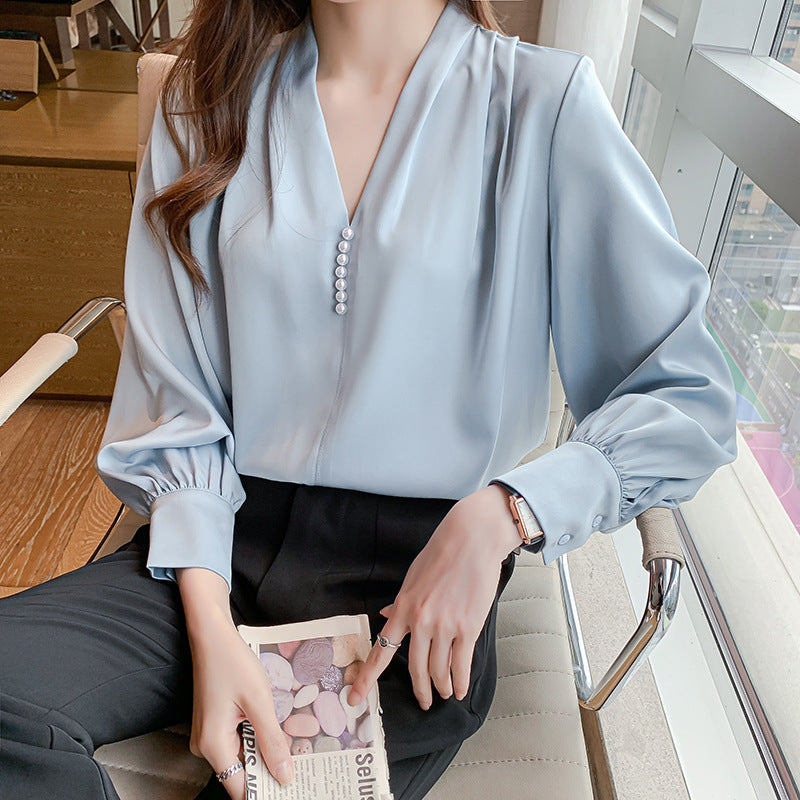 Feminine Bluse med Flæser og Perleknapper