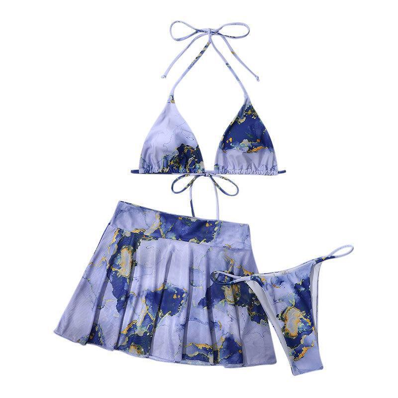 Sofistikerad Bikiniset med Elegant Sarong och Blommönster