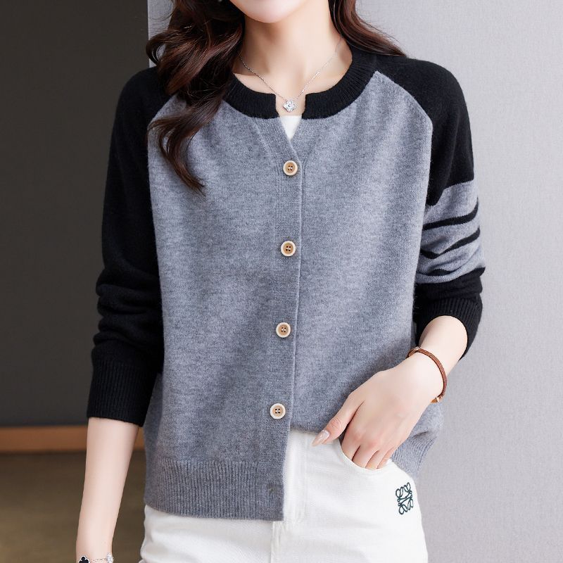 Elegant Cardigan med Kontrastfarver og Knapdetaljer