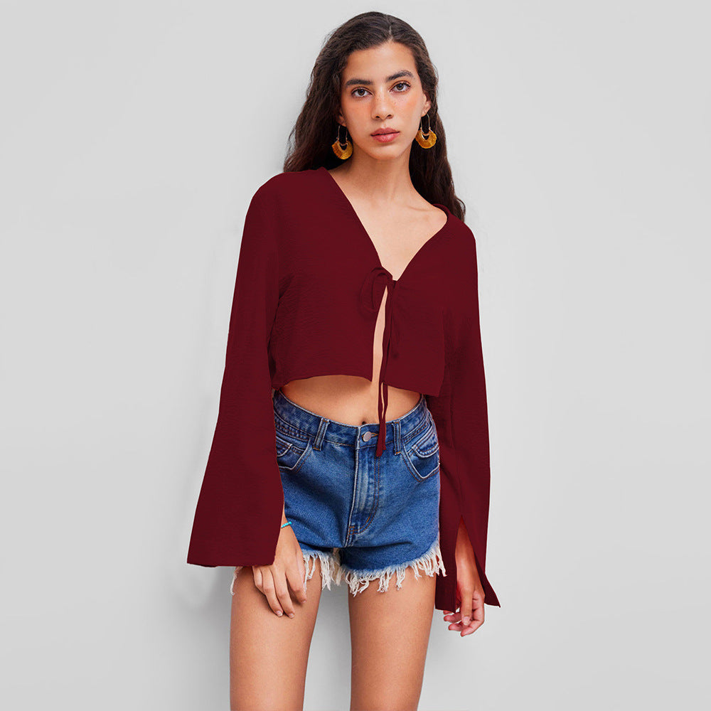 Elegant Crop Top med Djup V-ringning och Lekfull Knytning