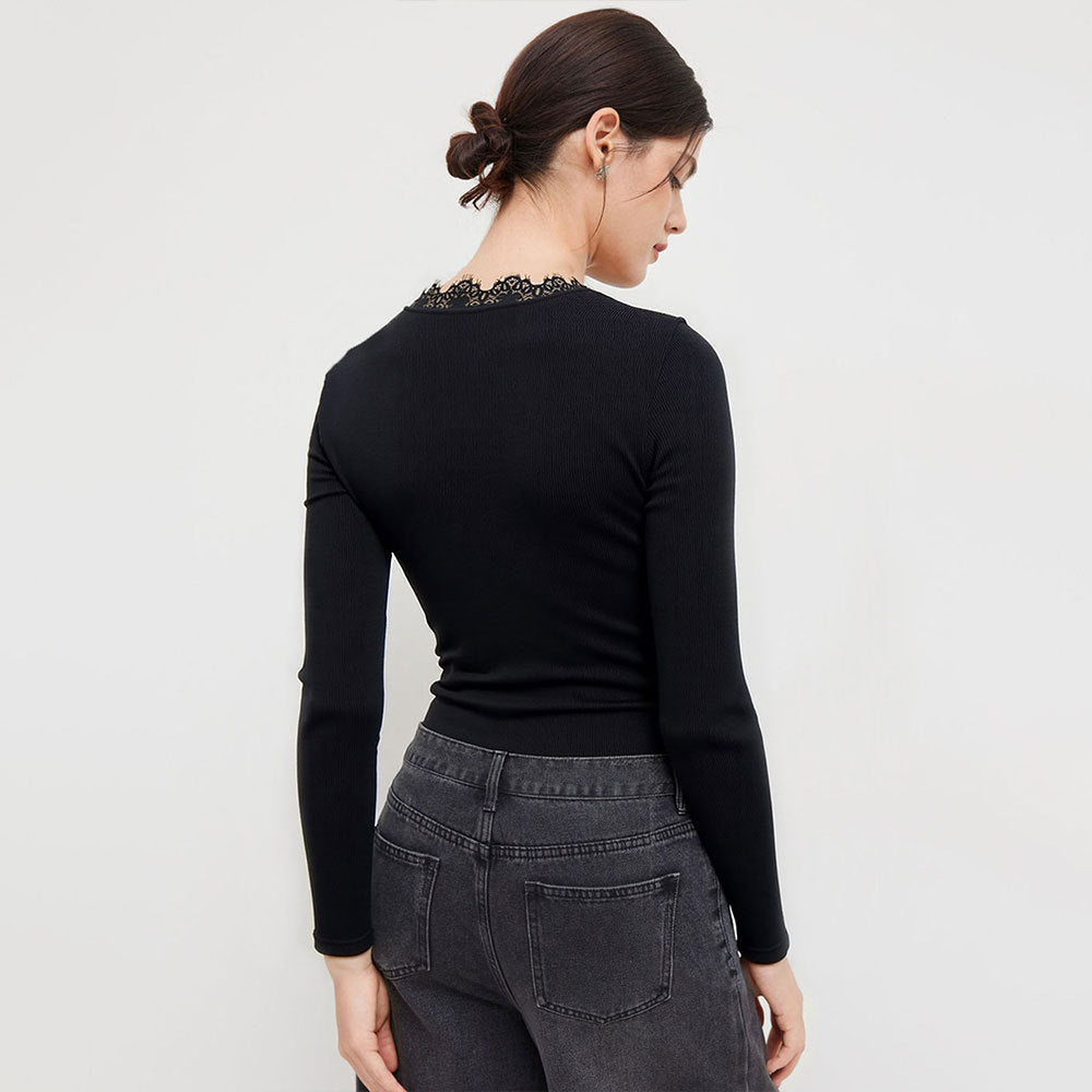 Elegant Bodysuit med dyb V-udskæring og delikat blonder