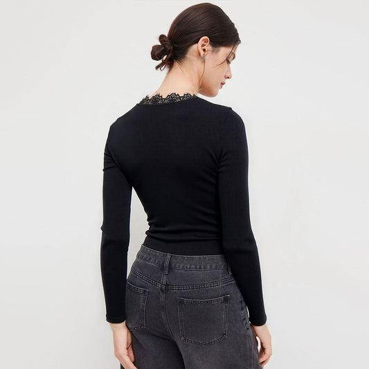 Elegant Body med djup V-ringning och delikata spetsar