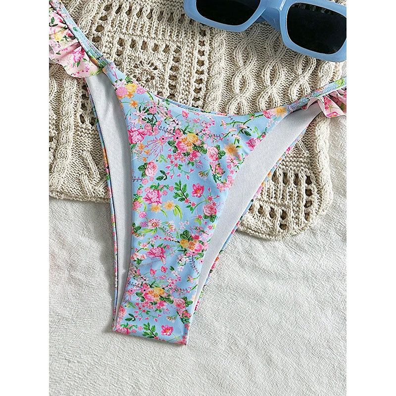 Blommig Bikini med Feminina Volanger och Stiligt Uttryck