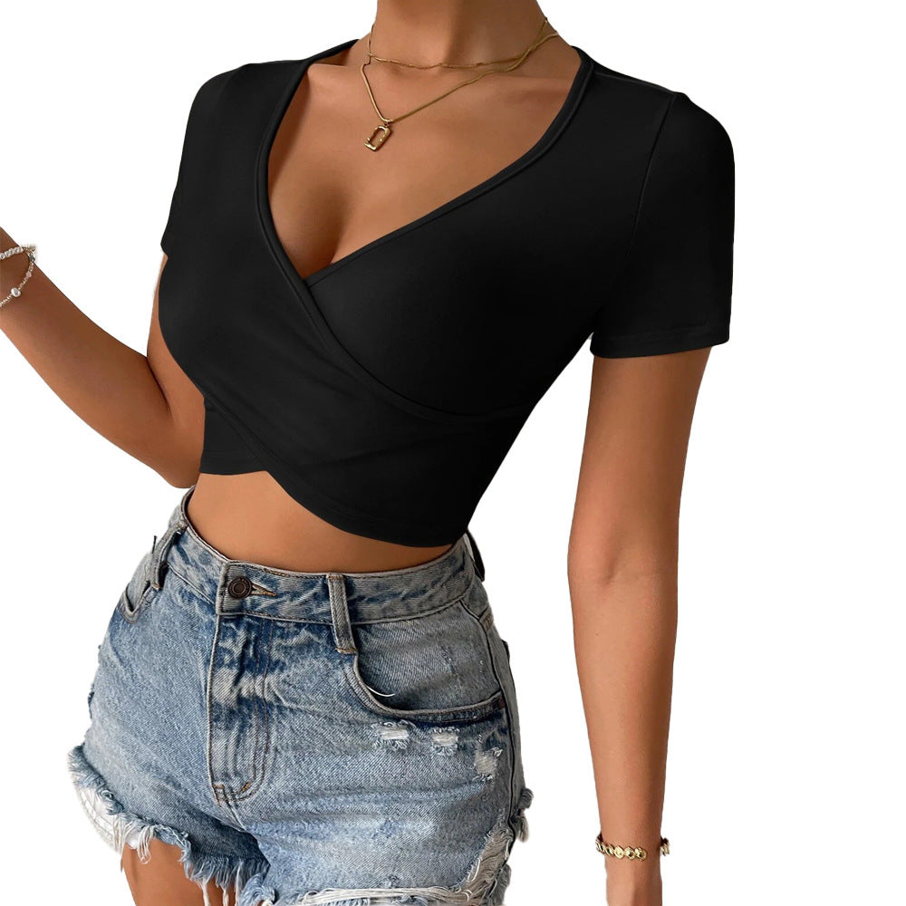 Moderne cropped V-hals T-shirt med draperet design
