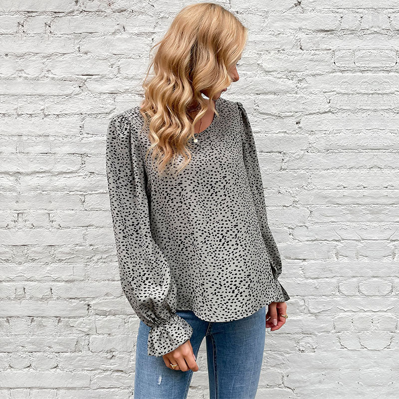 Feminine Bluse med Flatterdetaljer og Dobbelte Puffærmer