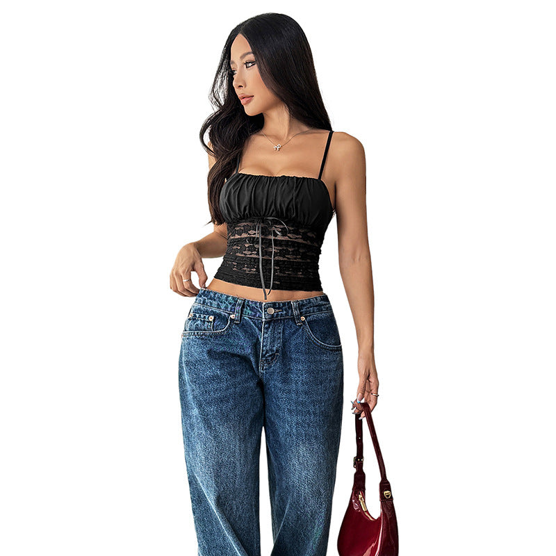 Feminint cropped top med elastisk talje og smukke flæser