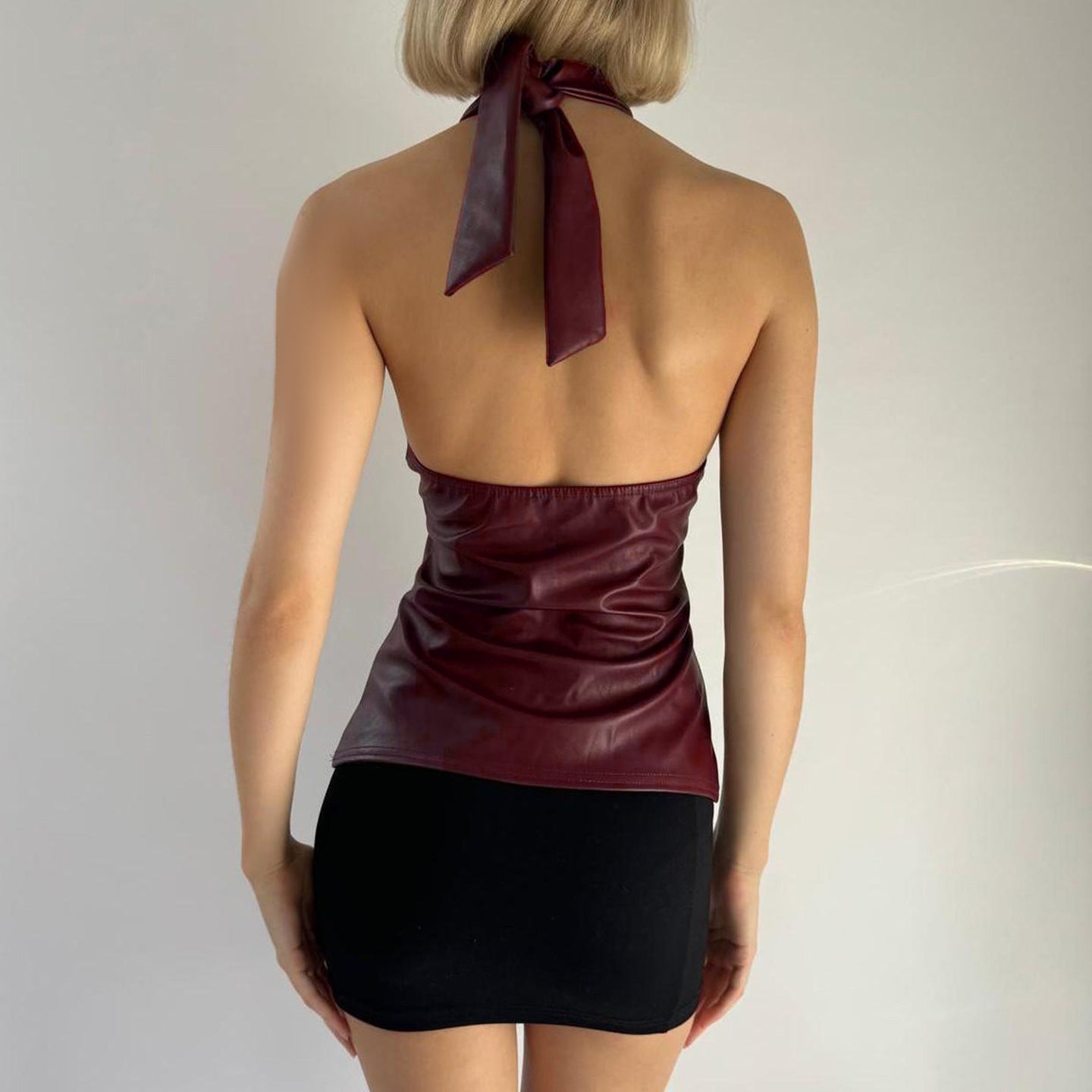 Asymmetrisk faux läder topp med glittrande halsring