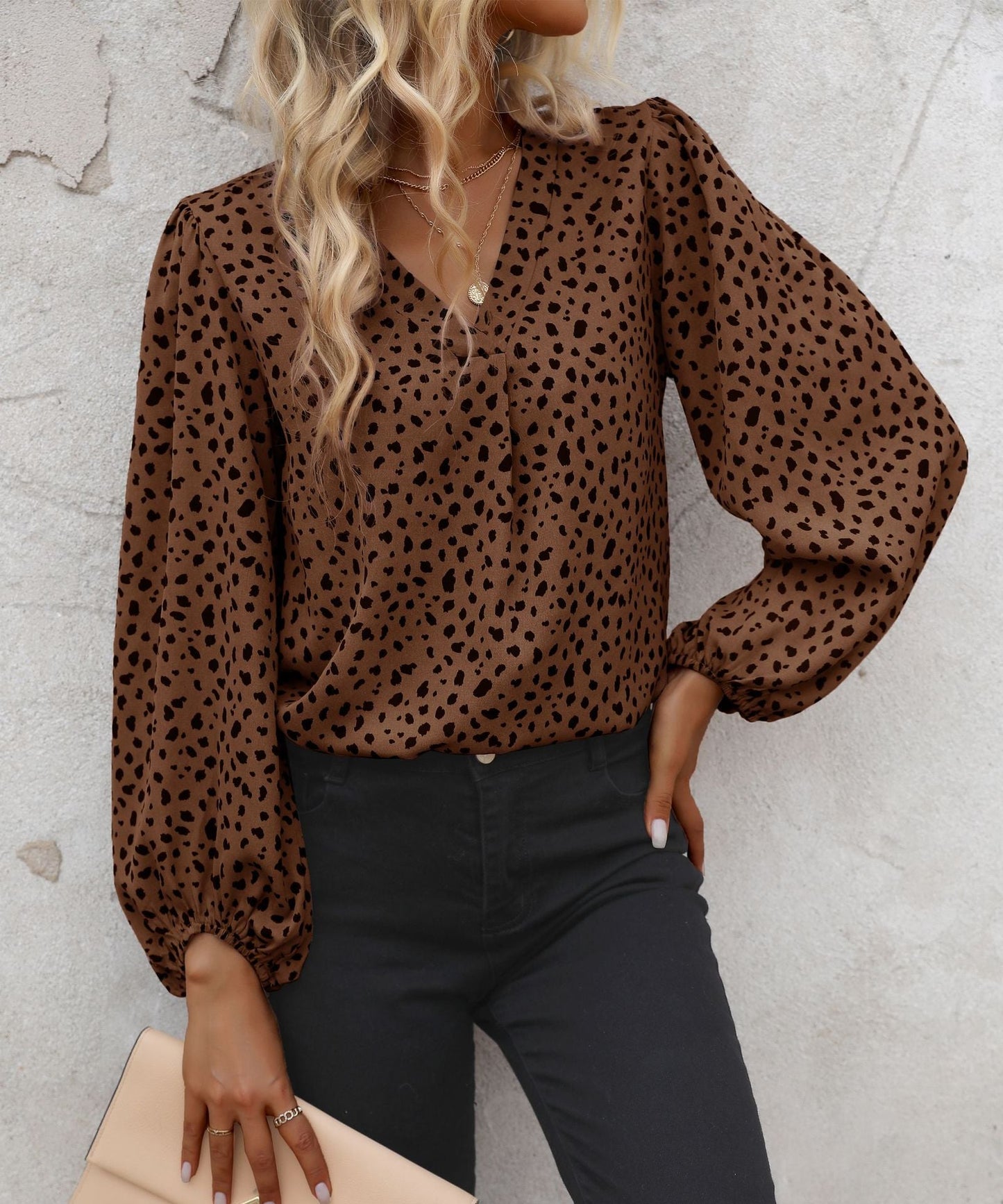 Stilfull blus med trendiga puffärmar och grafisk design