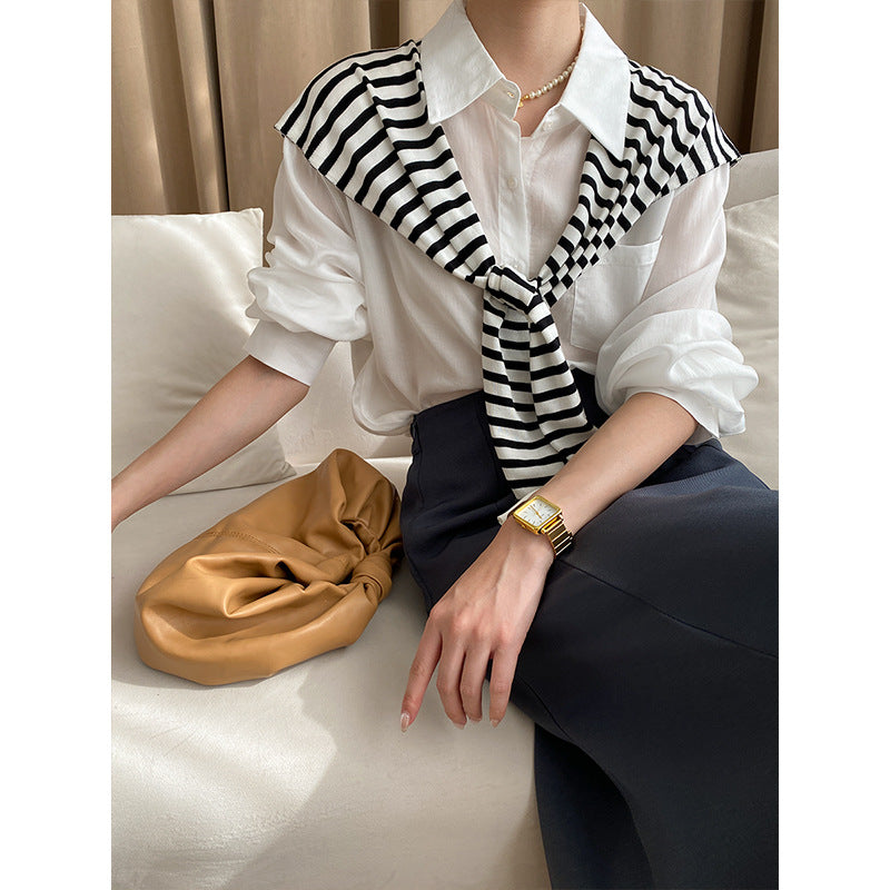 Stilfuld Bluse med Trendy Strikkrave