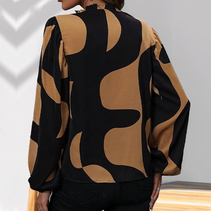 Modern blus med geometriska motiv och lös silhuett