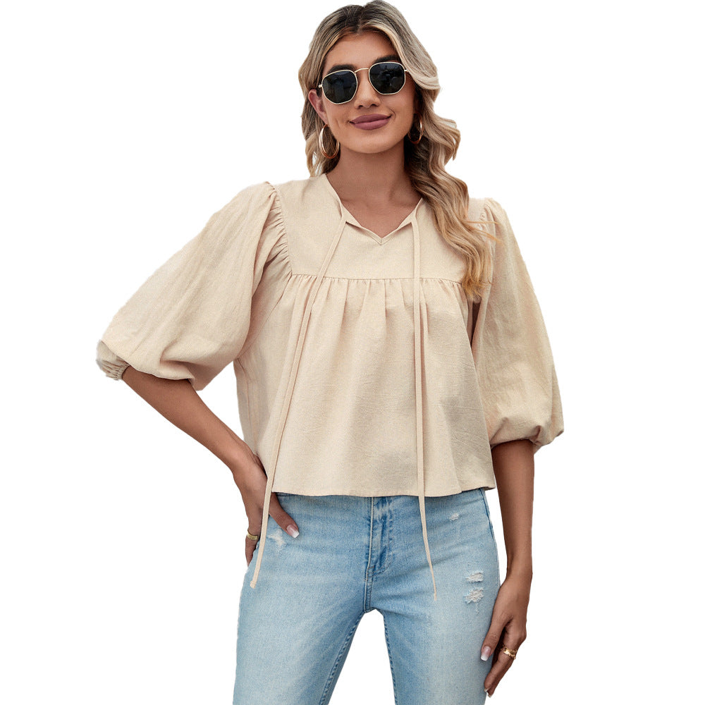 Elegant blus med vidd ärm och lekfull knytningsdetalj