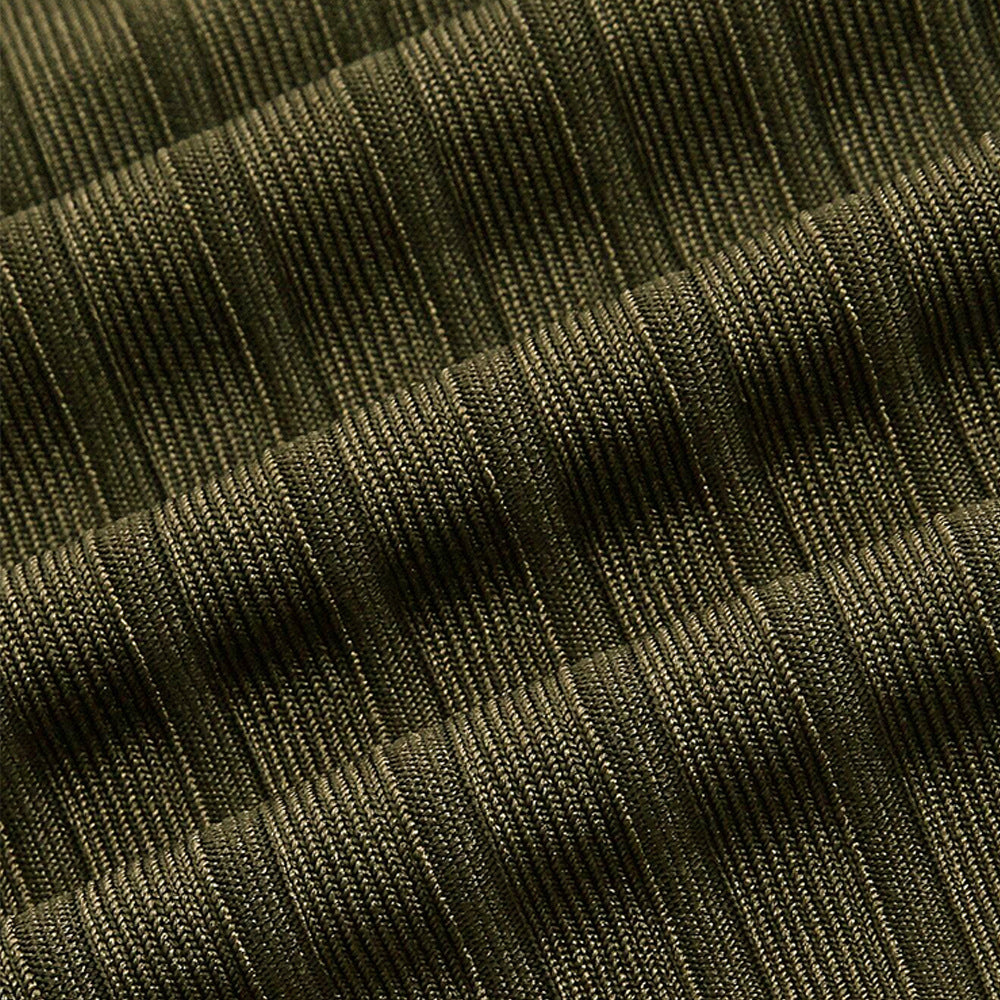 Sofistikeret cropped langærmet top med asymmetrisk kant og ruffle detaljer