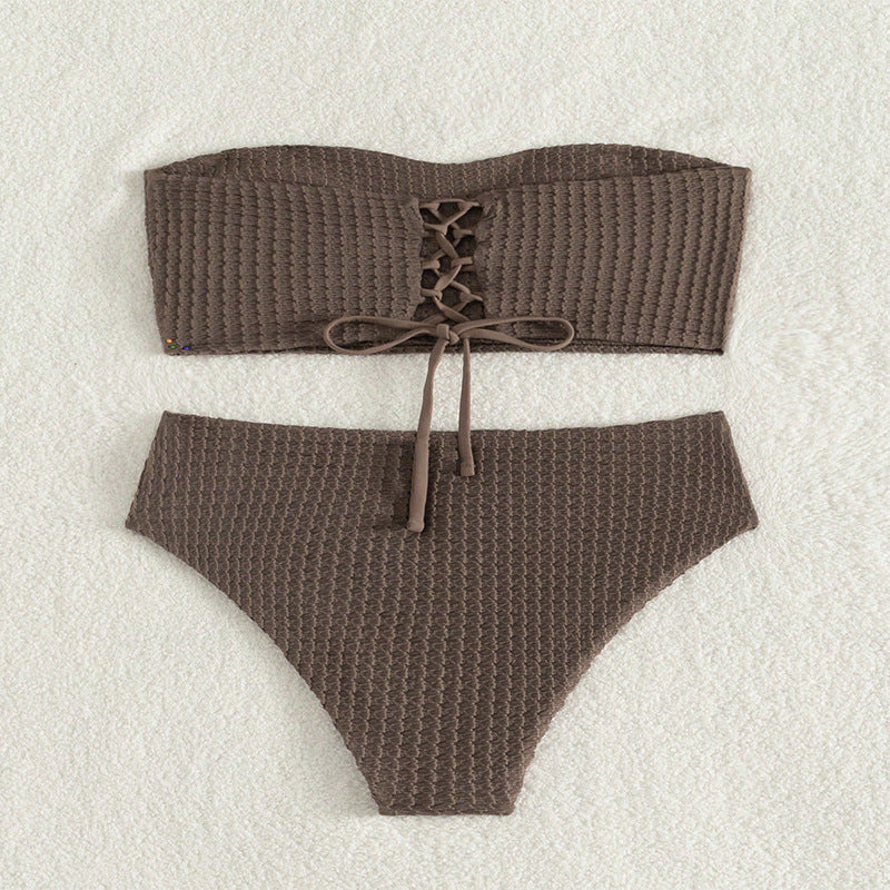 Snygg Bandeau-Bikini med Djup Uskärning och Snygga Detaljer