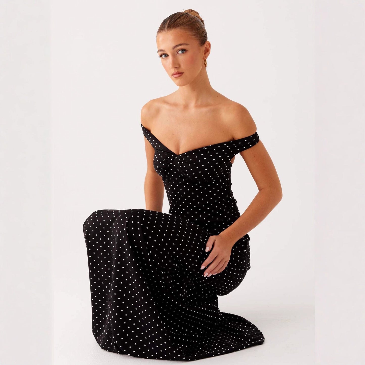 Eleganta Off-Shoulder Klänningen med Prickigt Mönster