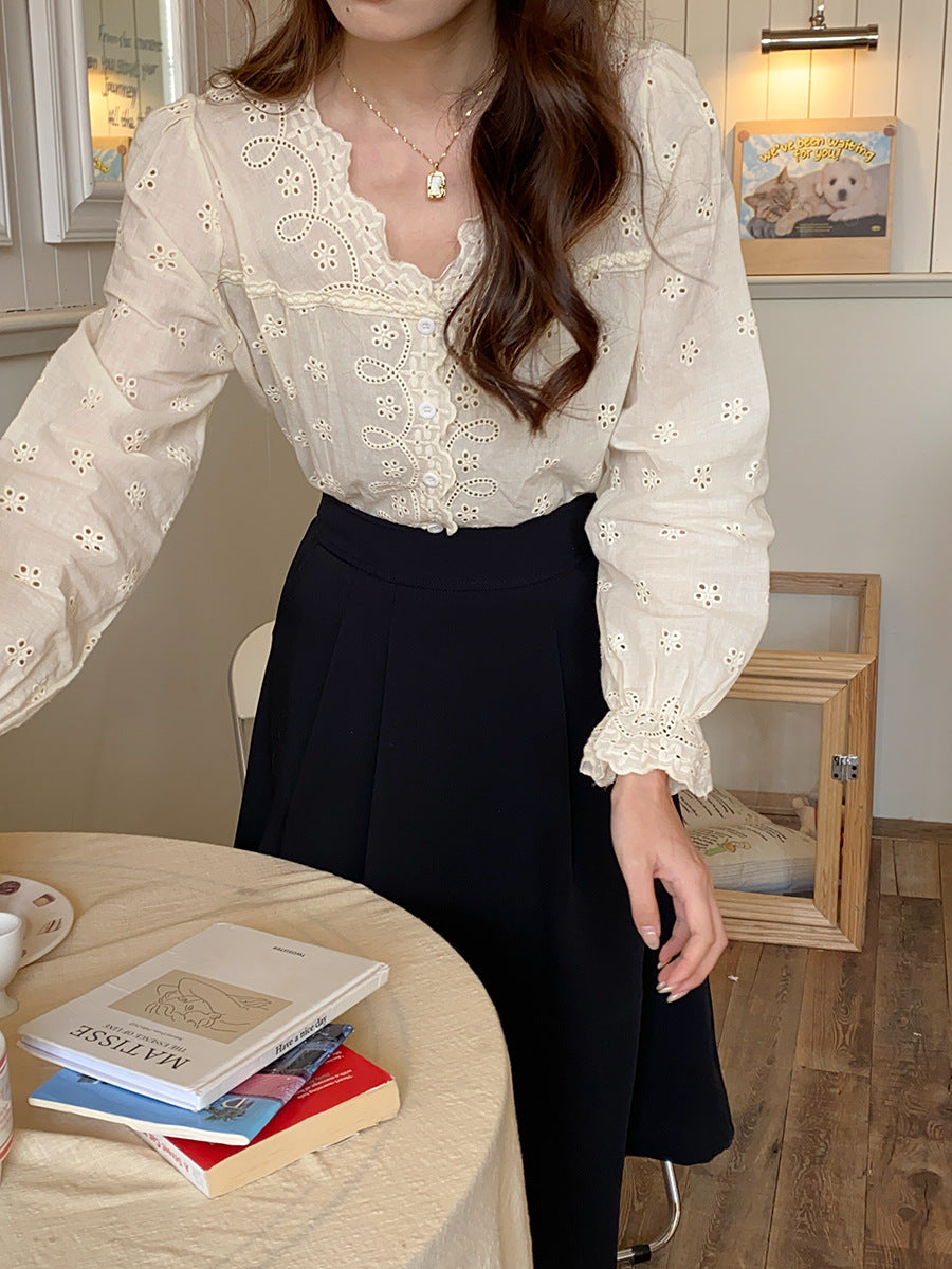 Feminina blus med spets- och knappsdetaljer
