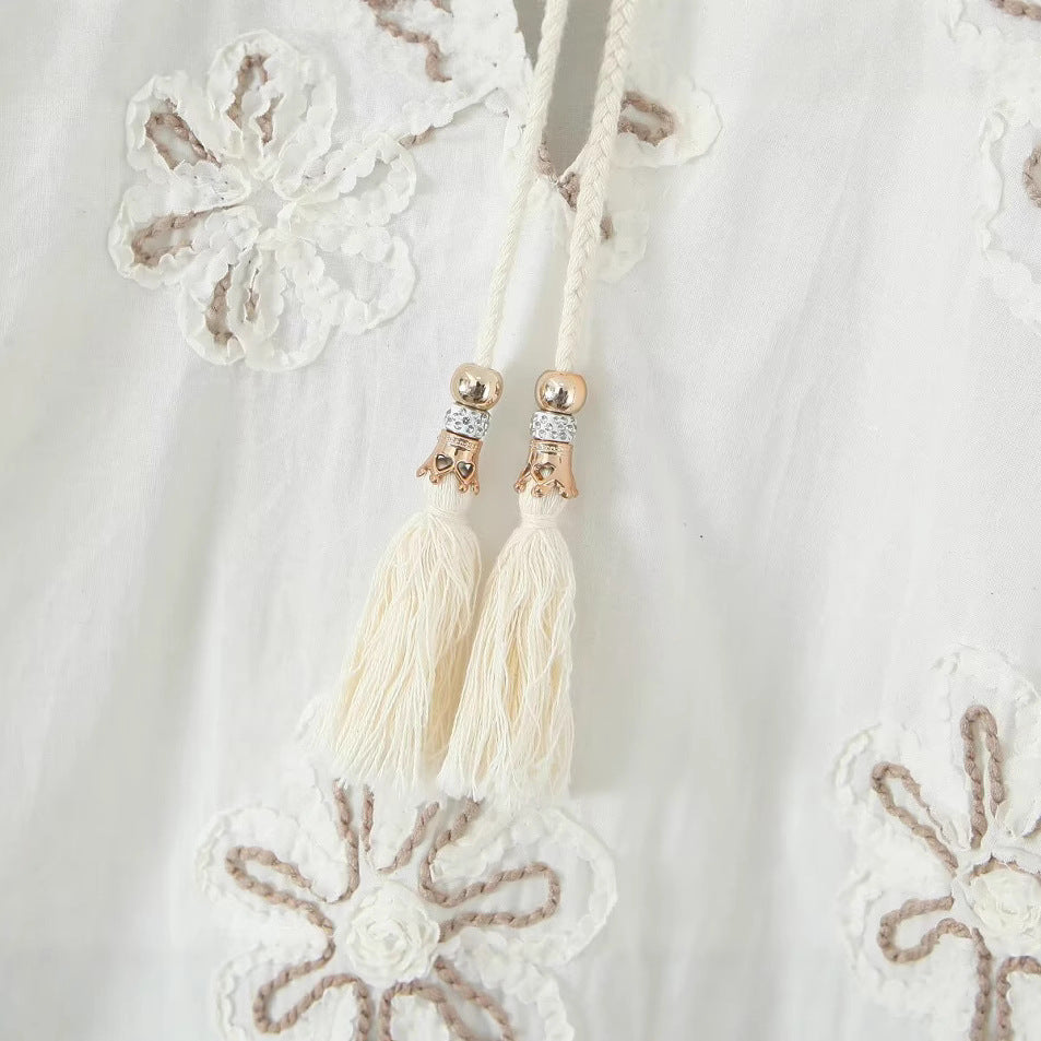 Feminin Blus med Elegant Broderi och Rynkor