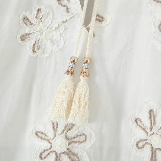 Feminin Blus med Elegant Broderi och Rynkor
