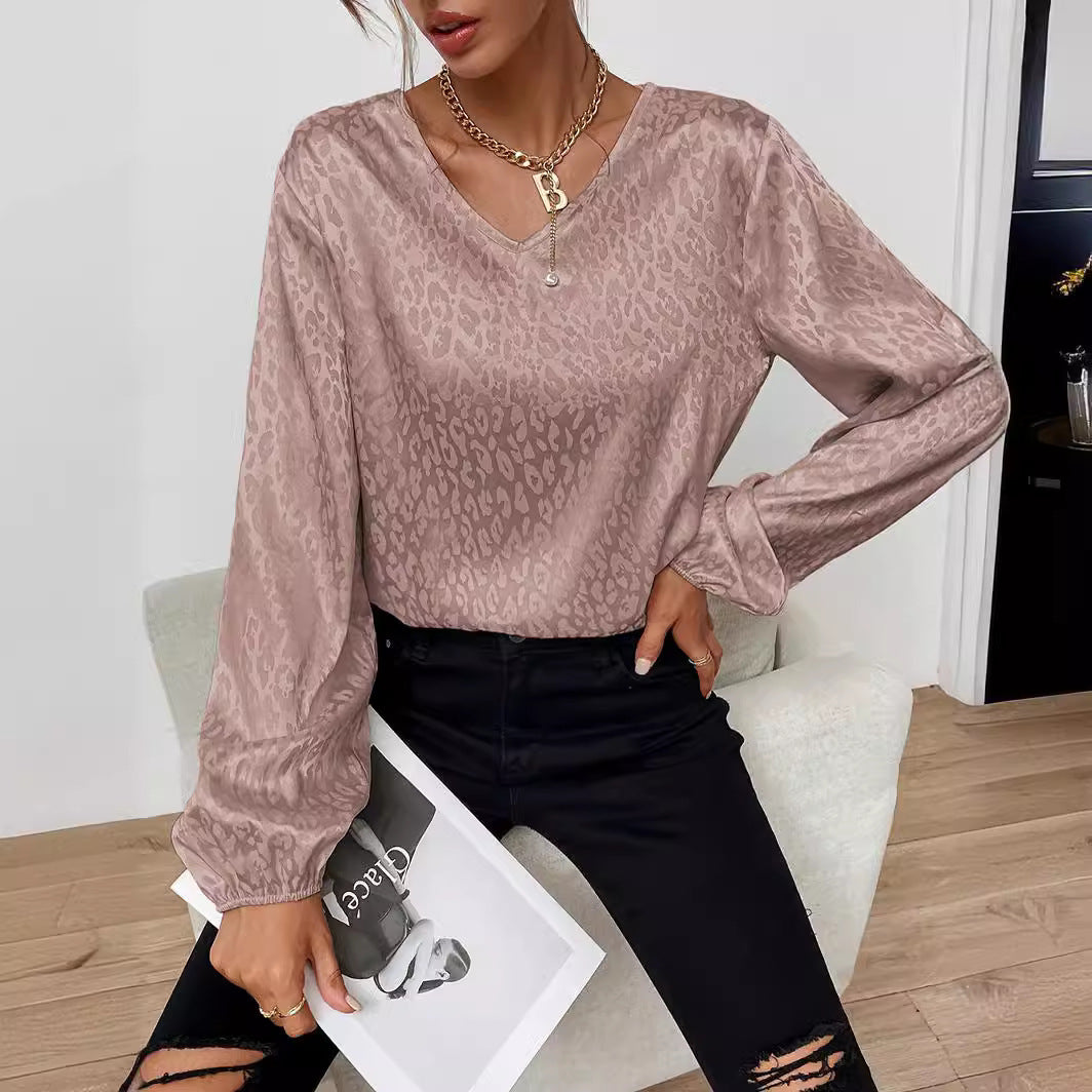 Moderne Bluse med V-Udskæring og Unikt Design