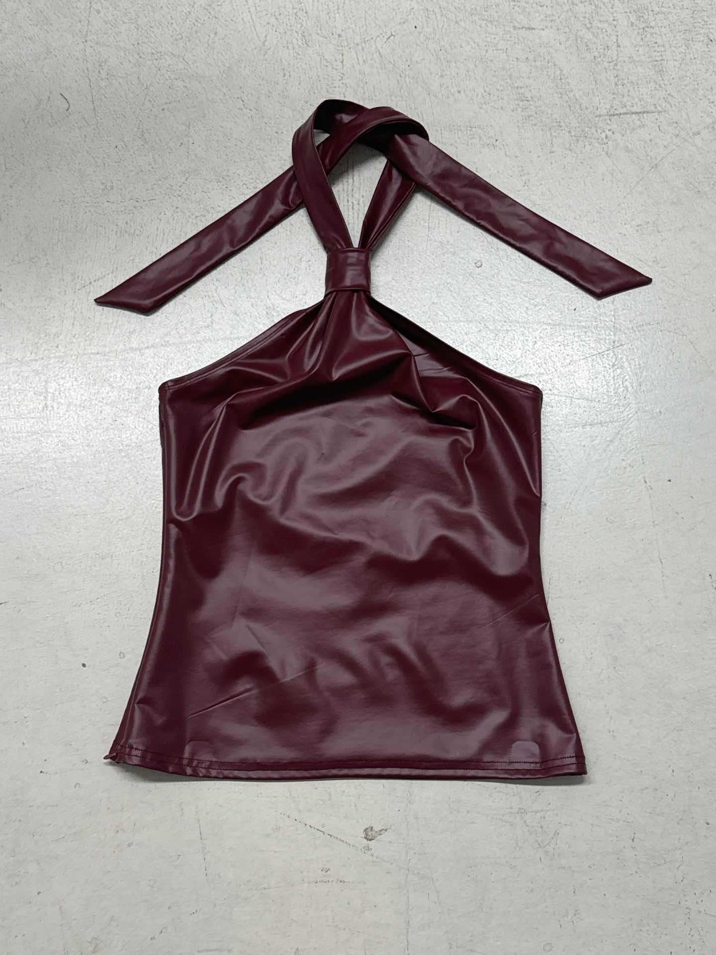 Asymmetrisk faux läder topp med glittrande halsring