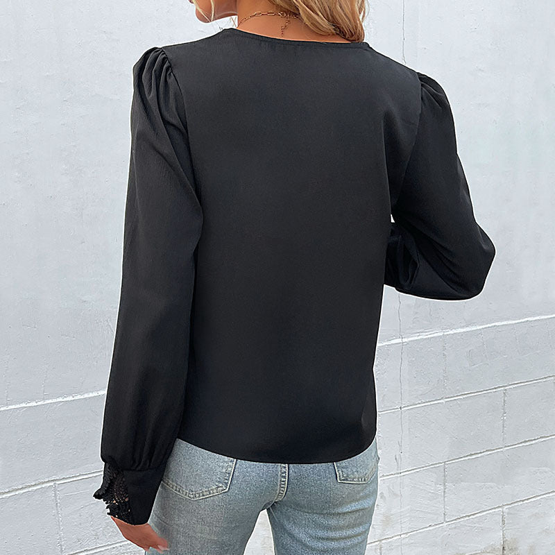 Feminine Bluse med Spændende Detaljer og V-udskæring