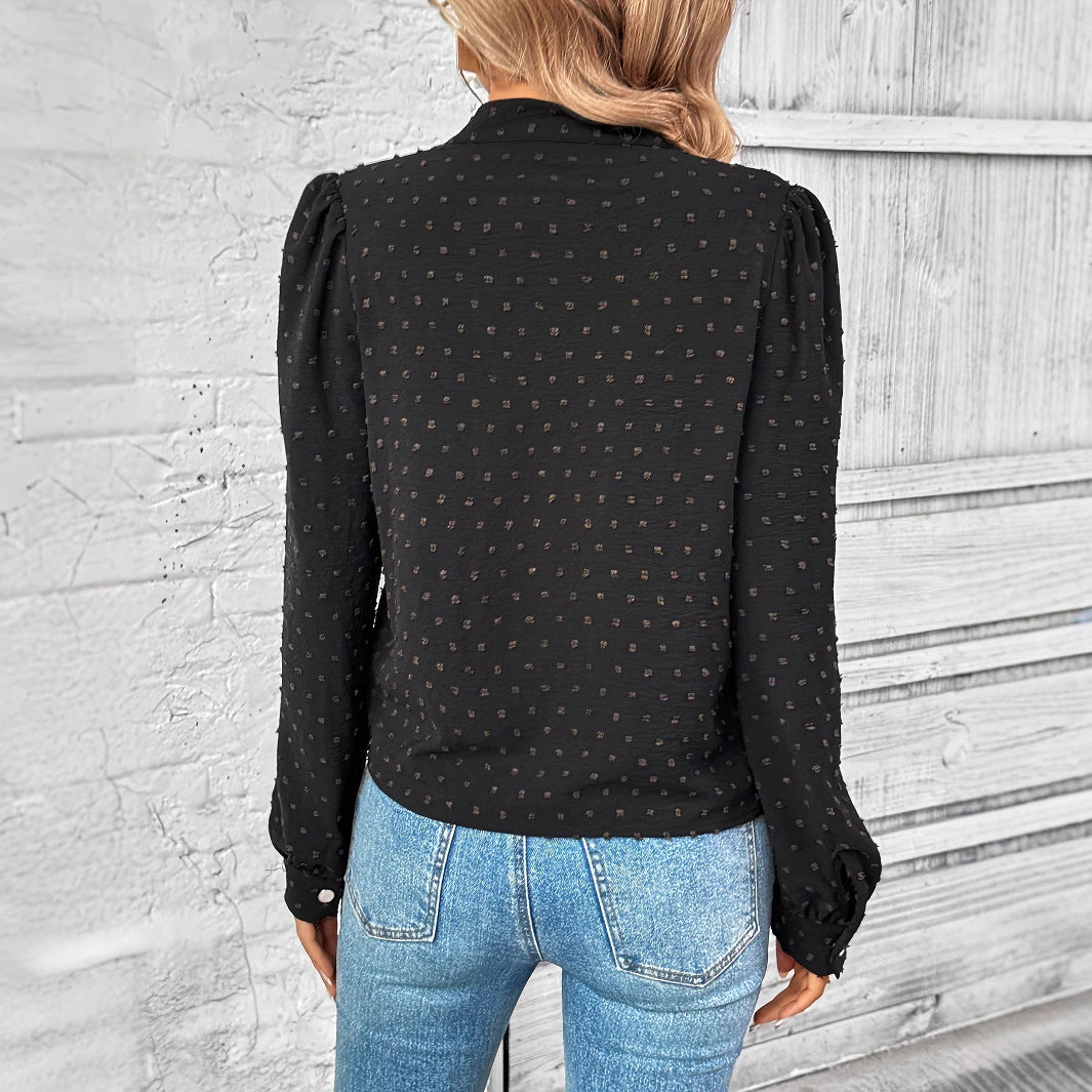 Stilfuld Bluse med Feminin Rynkedetalje og Elegant Knapdesign