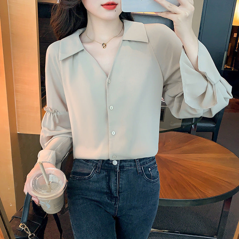 Feminine Bluse med Rynkedetaljer og V-Hals