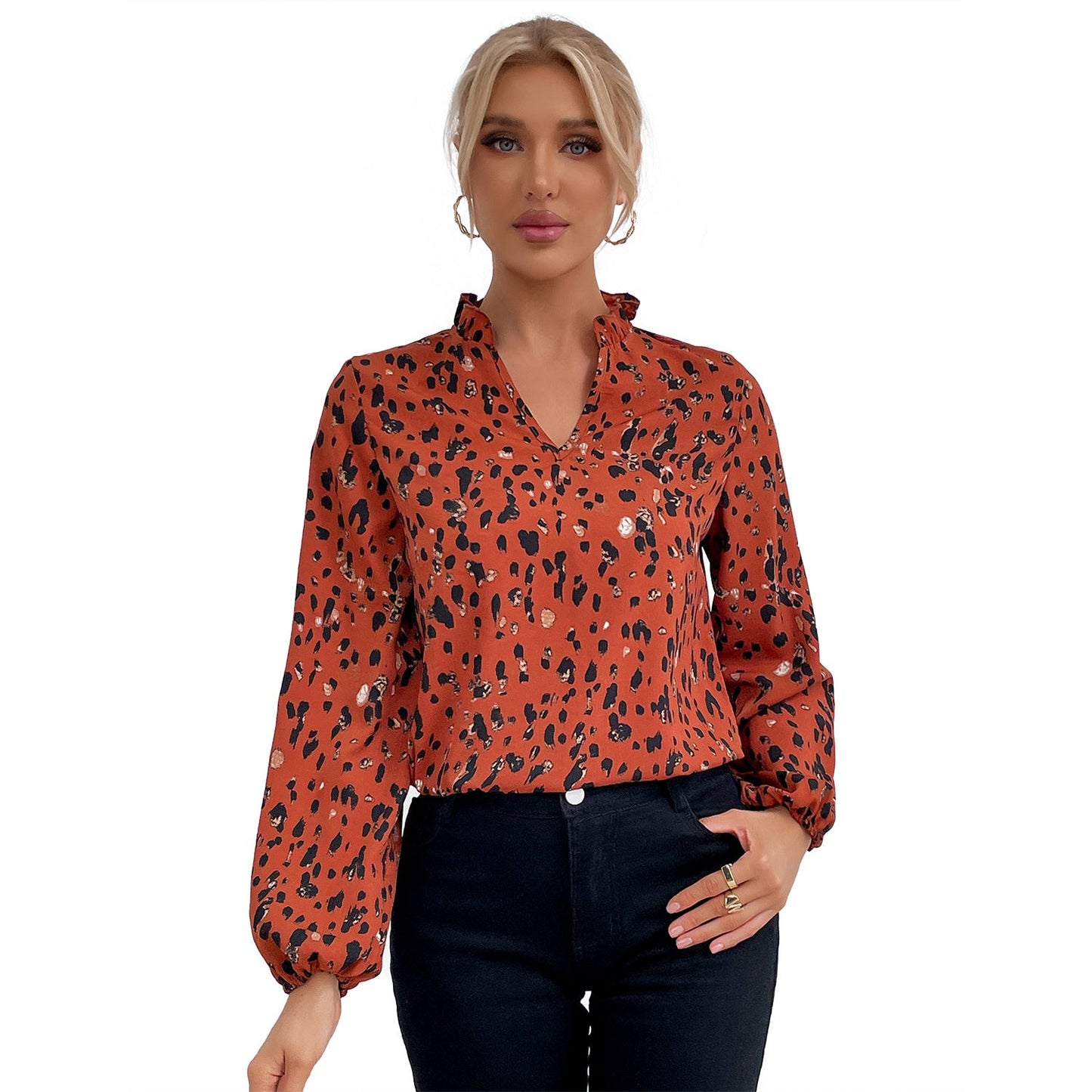 Elegant blus med blommigt tryck och luftiga ärmar