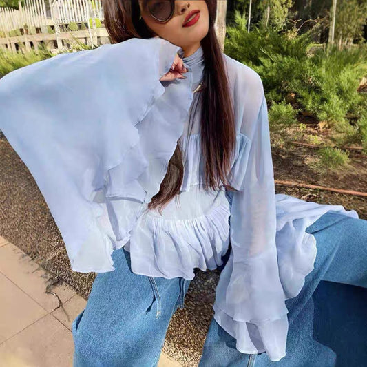 Elegant Bluse med Bølgeformede Detaljer og Lette Ærmer