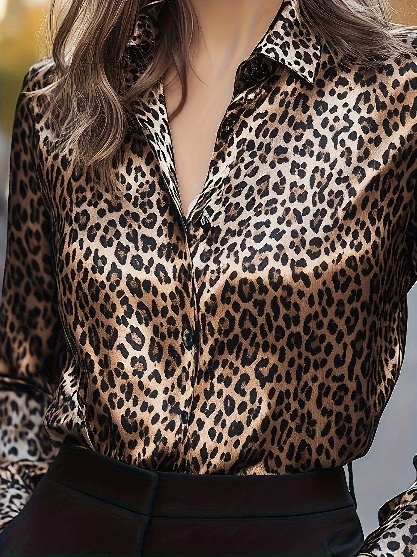 Glamorös satinblus med leopardmönster och smal silhuett