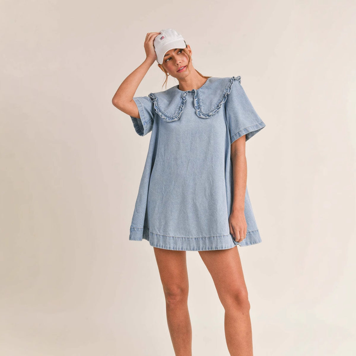 Feminint Denim Kjole med Flatterende Krave og Detaljer