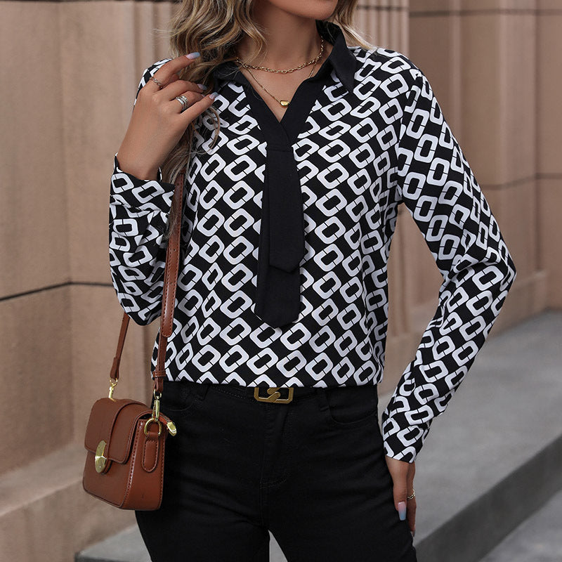 Elegant blus med unikt mönster och feminin detalj