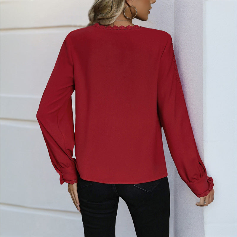Feminine Bluse med Flotte Detaljer og Praktisk Knaplukning
