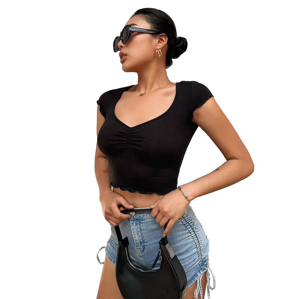 Klassisk cropped top med elegant V-udskæring og rynkedetaljer