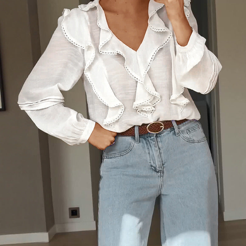 Feminine Bluse med Flæser og V-udskæring
