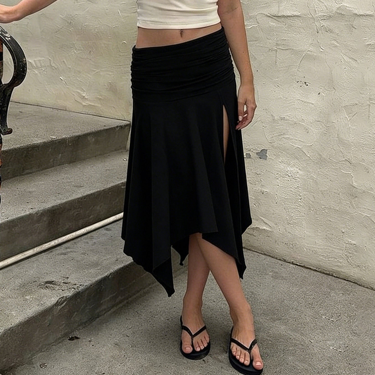 Snygg asymmetrisk midijurk med drapering