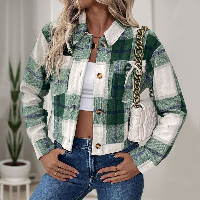 Kortrutig blus med retrokänsla och praktiska detaljer