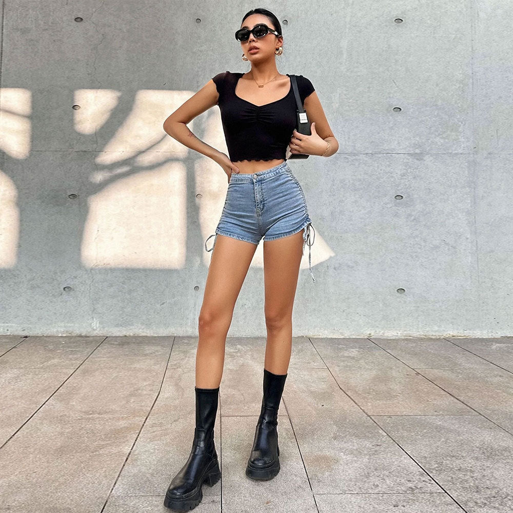 Klassisk cropped top med elegant V-udskæring og rynkedetaljer