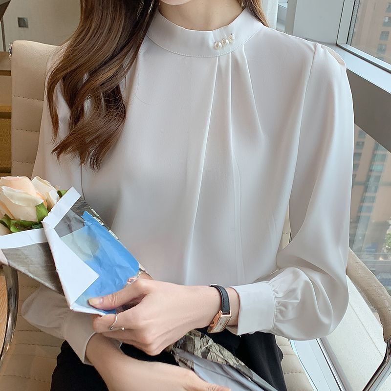 Feminine Bluse med Rynkedetaljer og Chic Krave