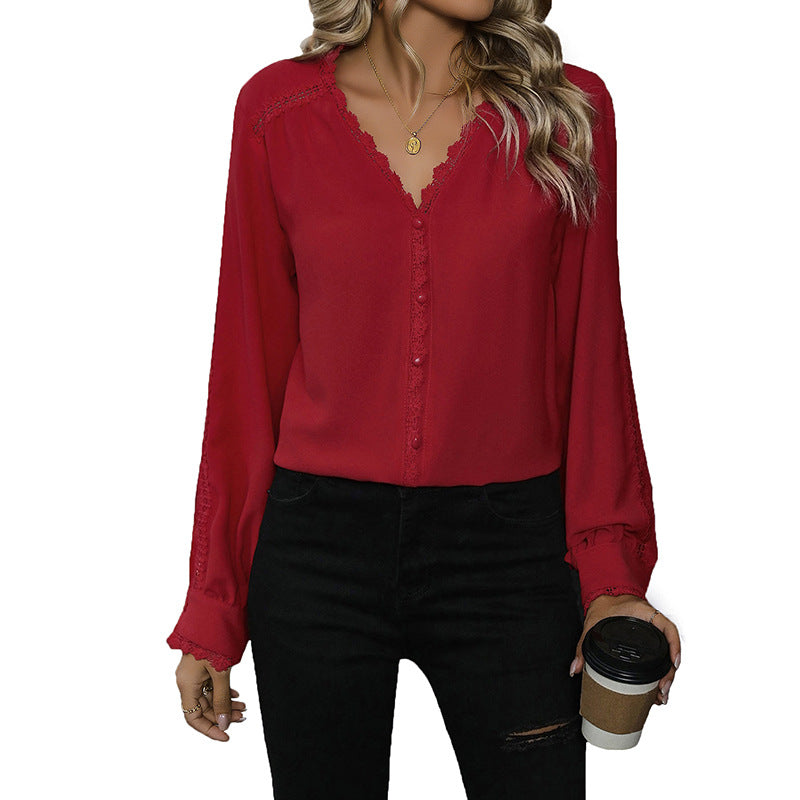 Feminine Bluse med Flotte Detaljer og Praktisk Knaplukning