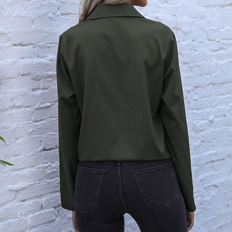 Moderne Bluse med Forkortet Front og Unikke Detaljer