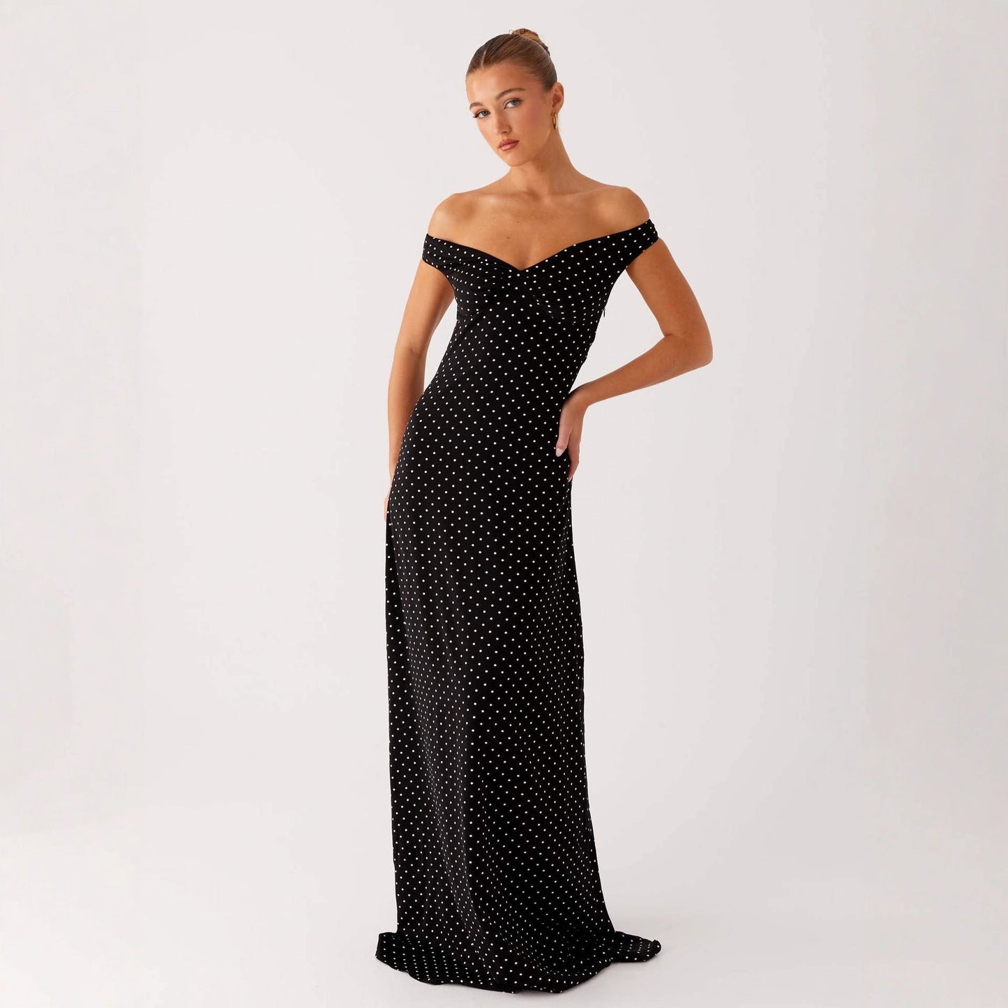 Eleganta Off-Shoulder Klänningen med Prickigt Mönster