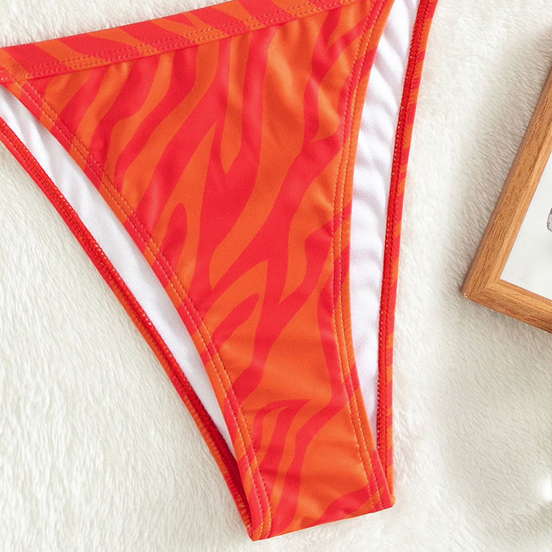 Stilfullt Bandeau-Bikini Set med Djärv Mönstring