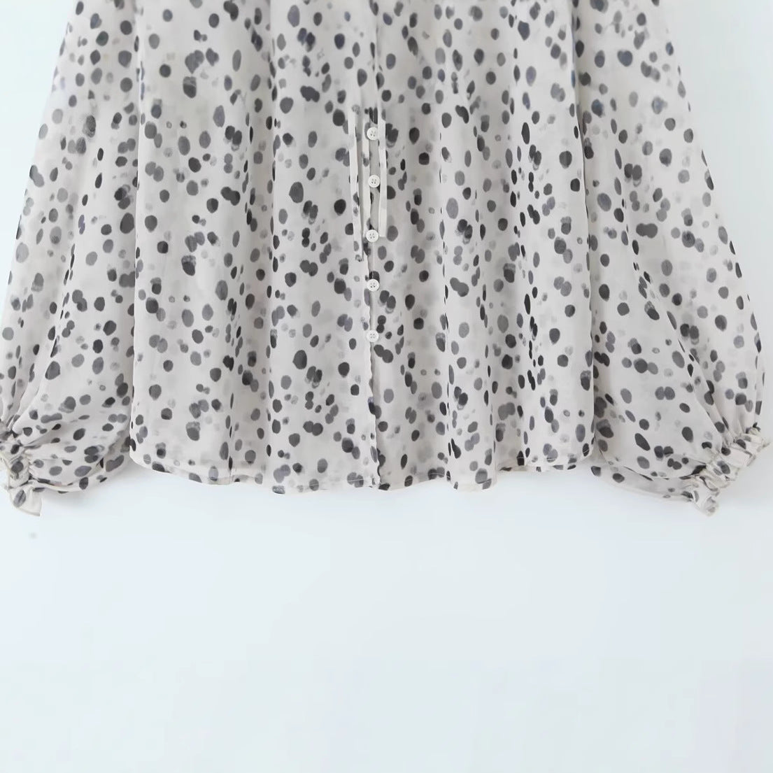 Feminin blus med halv krage och lätta ärmar