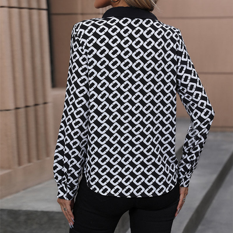 Elegant blus med unikt mönster och feminin detalj