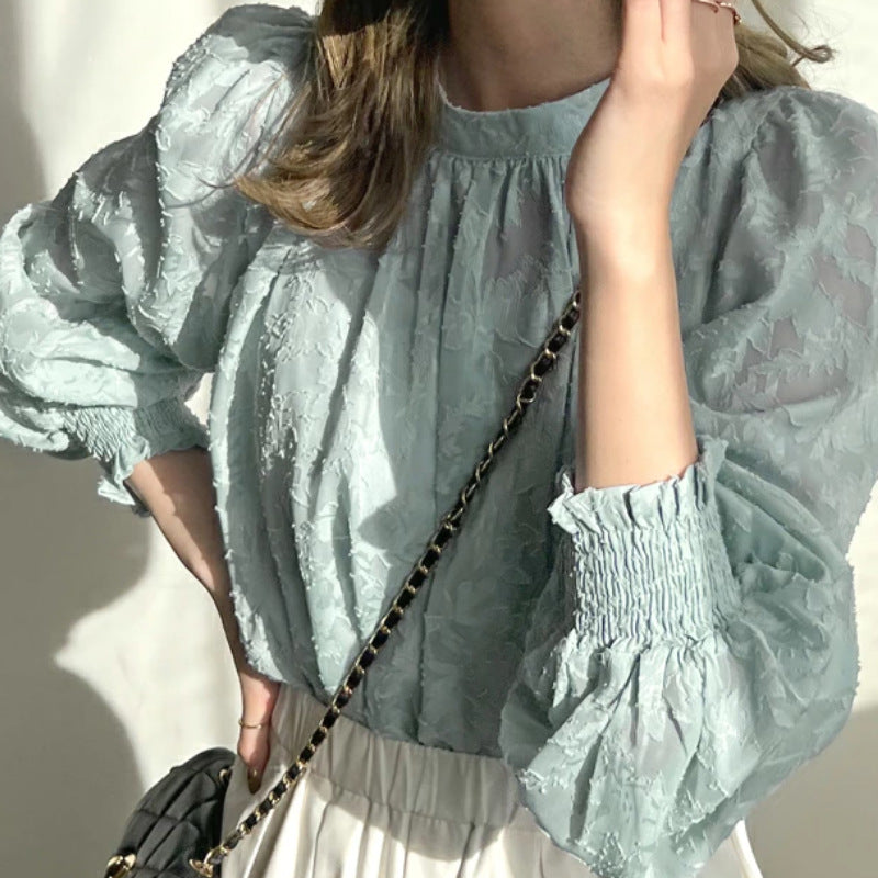 Feminin blus med blomdesign och puffärmar