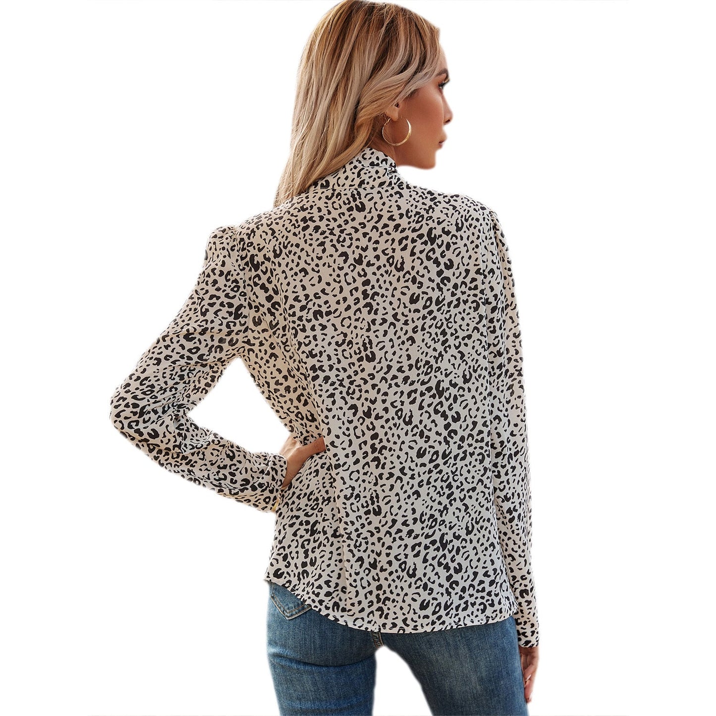 Feminine Bluse med Flæser og Elegant Dyreprint