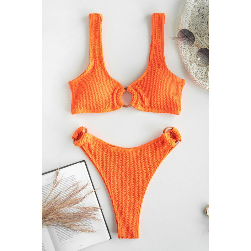 Elegant bikinitopp med ringdetalj och hög skärning