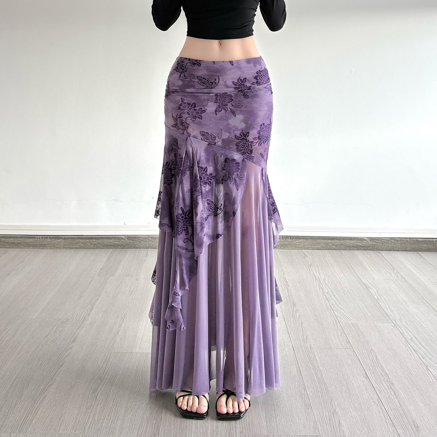 Sofistikerad asymmetrisk maxikjol med blommiga detaljer